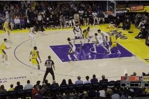 顶不动！艾顿奋力拼下前场篮板 但背身强攻时被切丢球