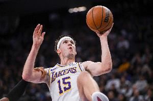 来人帮我一下啊！里夫斯遭遇全场盯防传球失误 湖人四人站着看